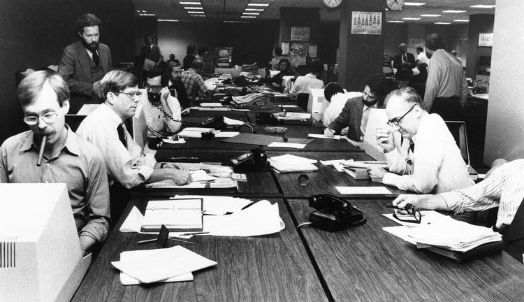 Her er vi på redaktionen på The New York Times i 1978. Ifølge forfatterne til en ny bog har journalistikken over de seneste 50 år forskanset sig mod omverdenen i forsøget på at sikre sin egen uafhængighed. Det er en væsentlig forklaring på svigtende oplag og dårlig økonomi i mediebranchen. Ron Frehm/AP