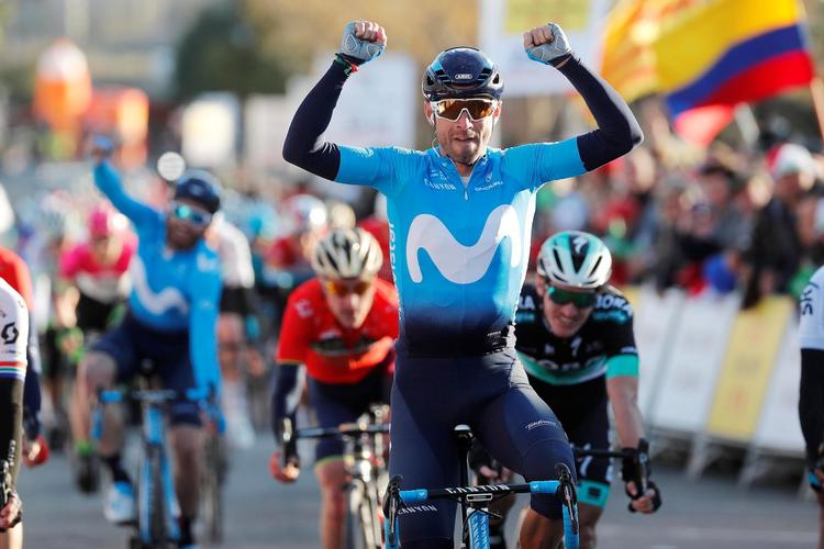 Alejandro Valverde sejrer på 2. etape i Volta a Catalunya, og lidt bagude jubler holdkammeraten José Joaquin Rojas efter at have leveret et imponerende stykke arbejde for kaptajnen i den afsluttende fase. 