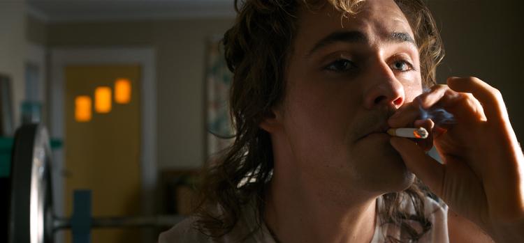 Skuespiller Dacre Montgomery i rollen som Billy i 'Stranger Things'. Han er en blandt flere rygere i Netflixs populære serie. Pr-foto: Netflix