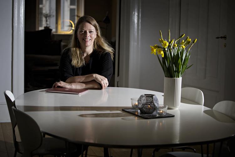 Piet Heins Ellipsebord er nok det bedste køb, Julie Hastrup og hendes mand nogensinde har foretaget sig, for det kan holde til nærmest hvad som helst.  Martin Lehmann/POLFOTO