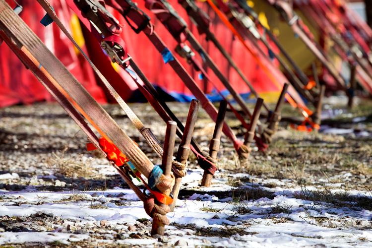 200 "pløkker" bankes i jorden for at holde det store telt 