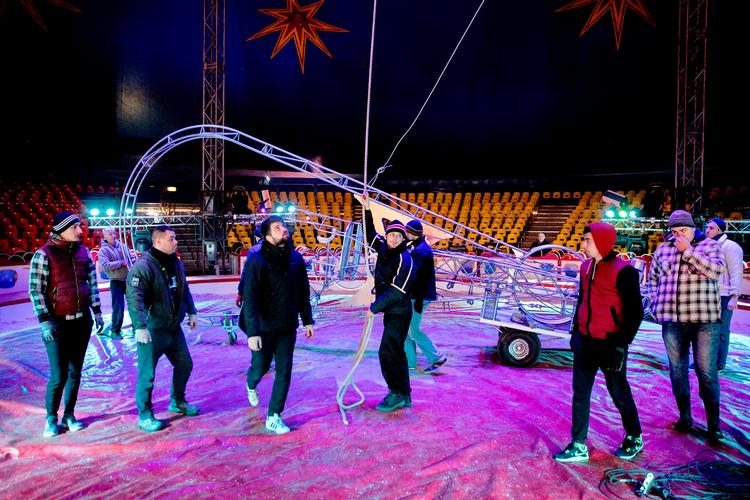 117 medarbejdere fra 13 lande holder cirkus kørende. 