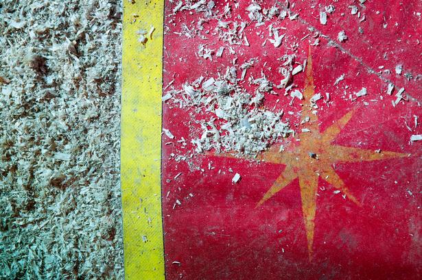 Klar til artisterne. Savsmuld og underlag. 