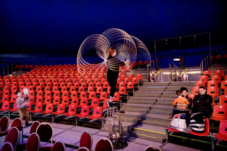 Artisterne bruger hele teltet til at øve sig. 