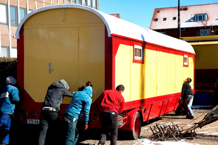 De sidste cirkus vogne rulles på plads på Bellahøj. 