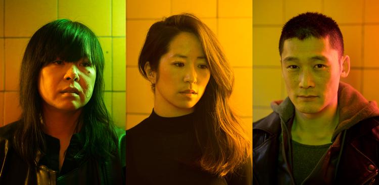 Instruktør Malene Choi (t.v.) havde ikke beskæftiget sig med, at hun var adopteret, før hun talte med andre adopterede i Sydkorea. De øvrige personer på billedet er skuespillerne Karoline Sofie Lee og Thomas Hwan.   Louise Herrche Serup