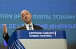 »Alle kan se, at det går langsomt med at skabe fremskridt i retning af en global enighed i dette komplekse og følsomme spørgsmål. Derfor har EU besluttet at gå forrest«, sagde EU-kommissær Pierre Moscovi  Virginia Mayo/AP