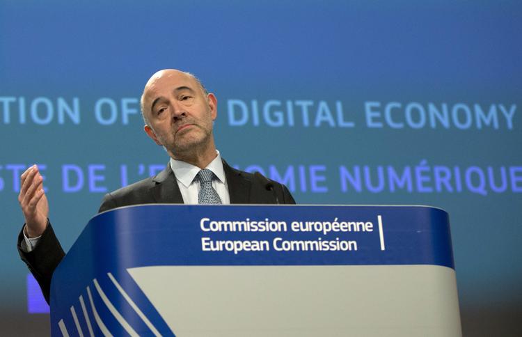 »Alle kan se, at det går langsomt med at skabe fremskridt i retning af en global enighed i dette komplekse og følsomme spørgsmål. Derfor har EU besluttet at gå forrest«, sagde EU-kommissær Pierre Moscovi  Virginia Mayo/AP