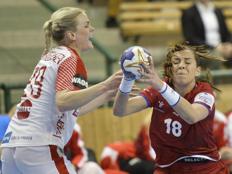 Danmarks anfører Stine Jørgensen (tv.) forsøger at bremse tjekkernes store spiller Iveta Luzumova .
     Miroslav Chaloupka/Ritzau Scanpix