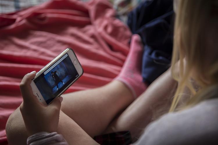 Over store dele af verden hitter 'sex edutainment'. Det er korte videoer på YouTube, hvor populære videobloggere taler om krop og seksualitet. Louise Herrche Serup/POLFOTO