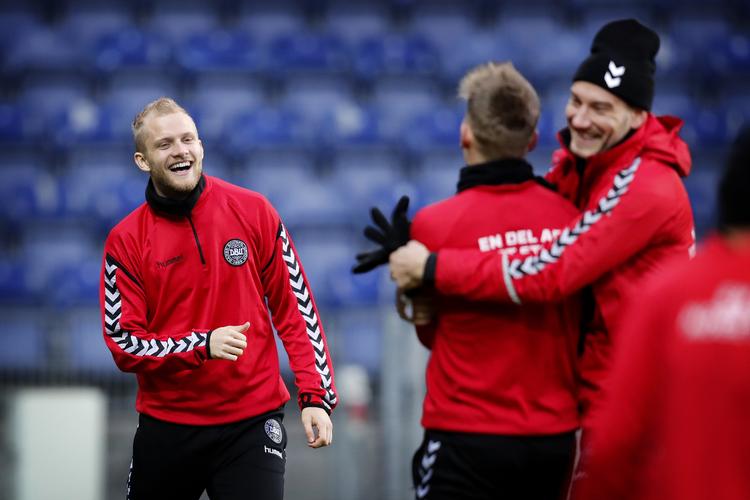 
De danske VM-spillere har det godt sammen, på og uden for banen. Til den afsluttende træning i Brøndby var der store smil hos Nicolai Boilesen (tv) og Nicklas Bendtner (th), selv om de begge starter på bænken i aften mod Panama    Fodboldlandsholdet træner på Brøndby stadion. Nicolai Boilesen, Jens Stryger Larsen og Nicklas Bendtner.
   Jens Dresling/POLFOTO