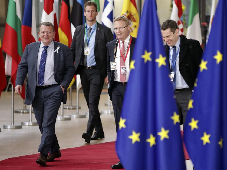 Lars Løkke Rasmussen og EU's øvrige ledere skal på dagens  topmøde i Bruxelles diskutere eventuelle modsvar, hvis USA indfører told på stål og aluminium.  Olivier Matthys/AP