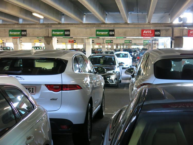 Udlejningsbilerne står flotte og skinnende inden udleveringen. Hvis der opstår en skade under køreturen, kan det i nogle tilfælde give en ekstra høj regning. Allan Graubæk