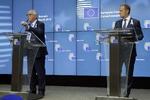 Jean-Claude Juncker, venstre, og Donald Tusk, højre, blev lettede, da de fandt ud af, at EU undgår USA's toldstaf. Men man kan ikke vide, hvad der sker i fremtiden.
   Olivier Matthys/AP