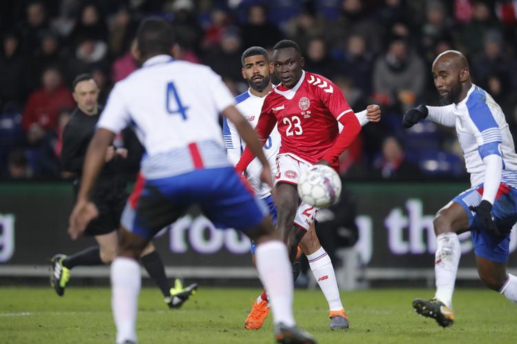 Pione Sisto kunne flot sende en drejet afslutning forbi sine modspillere og ind over stregen i 2. halvleg af torsdagens opgør mod Panama.
   Jens Dresling/POLFOTO