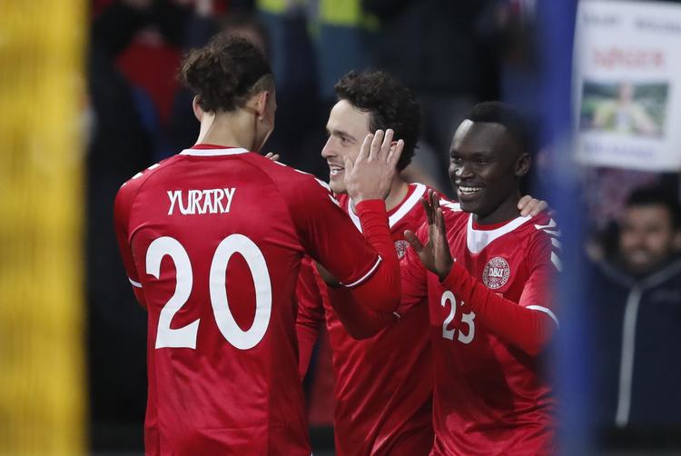 Pione Sisto fejres af holdkammeraterne, efter Celta Vigo-spilleren har scoret sit første mål for det danske landshold. 
   Jens Dresling/POLFOTO