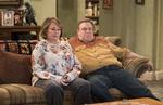 Roseanne har fået blondere hår og John Goodman ser ud til at have tabt sig. Sofaen ligner dog sig selv i den nye sæson af Roseanne. Adam Rose/AP