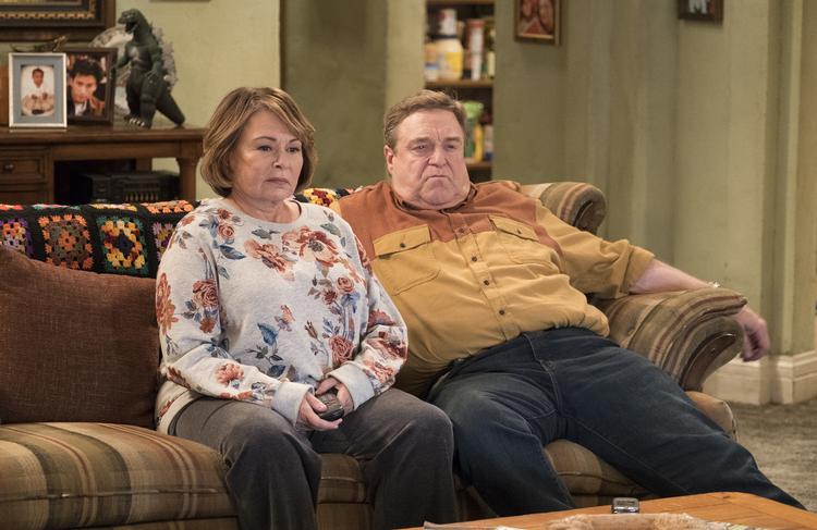 Roseanne har fået blondere hår og John Goodman ser ud til at have tabt sig. Sofaen ligner dog sig selv i den nye sæson af Roseanne. Adam Rose/AP