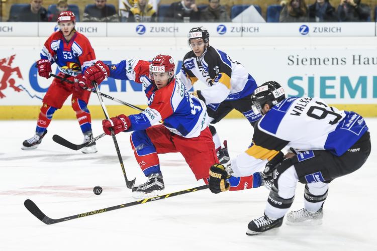 
Den finske danskerklub Jokerit spillede den længste kamp nogensinde i KHL. Udover Jesper Jensen (i rødt) er også Nicklas Jensen, Lucas Andersen, Peter Regin og Oliver Lauridsen danske spillere i klubben. Arkivfoto: Gian Ehrenzeller/AP
   Gian Ehrenzeller/AP