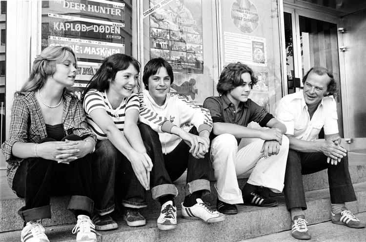 Nogle af de medvirkende i filmen 'Krigernes børn' til filmvisning i Palads i 1979. Susanne Bøgeløv Storm er nummer to fra venstre.  Erik Gleie/POLFOTO