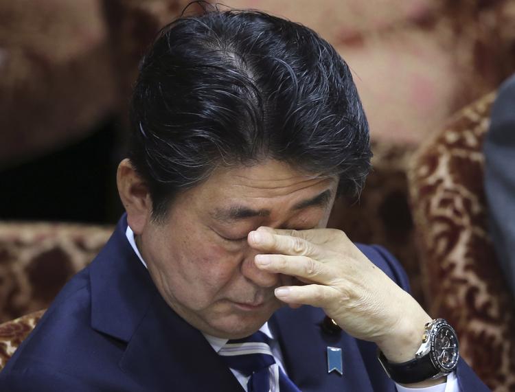 Det går heller ikke strålende på indenrigsfronten for den japanske ministerpræsident Shinzo Abe. Der bliver stillet spørgsmål til hans øknonomiske politik, og meningsmålingerne er i bund. Foto: AP Photo/Koji Sasahara
   Koji Sasahara/AP