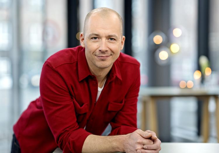 Mark Stokholm er en af værterne på 'Aftenshowet', som altså fik en ordentlig skidtspand i hovedet af en medarbejder hos DR. Agnete Schlichtkrull/dr