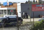 Politiet er samlet uden for supermarkedet i byen Trèbes, hvor en gidselmand angiveligt holder en politimand som gidsel. To personer er dræbt og tre er såret indtil nu i hændelsen, der muligvis kan karakteriseres som terror. /AP
