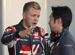 Kevin Magnussen lå på en femteplads, da han måtte udgå af søndagens grandprix i Melbourne. Nu beskyldes hans hold for at samarbejde for tæt med Ferrari. Foto: AP/Rick Rycroft
   Rick Rycroft/AP