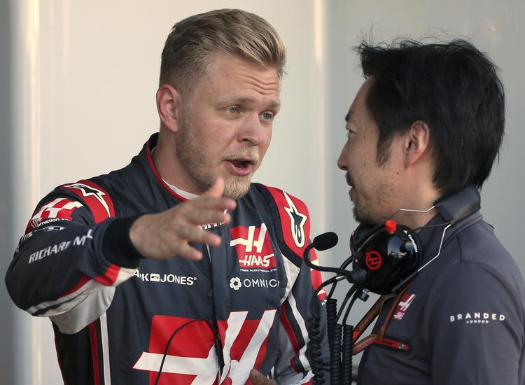 Kevin Magnussen lå på en femteplads, da han måtte udgå af søndagens grandprix i Melbourne. Nu beskyldes hans hold for at samarbejde for tæt med Ferrari. Foto: AP/Rick Rycroft
   Rick Rycroft/AP