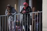 Indbyggere i Trebes ser til, mens betjente og redningsarbejdere arbejder på gerningsstedet.  Emilio Morenatti/AP