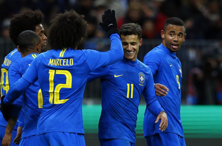 Brasiliens Philippe Coutinho har scoret til 2-0 på mægtige Luzhniki stadion i Moskva, og russerne var knækket.
   Alexander Zemlianichenko/AP