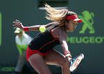Naomi Osaka forsøger at returnere bolden i opgøret mod Elina Svitolina i Miami, men det ville ikke lykkes for hende, og japaneren sagde efterfølgende, at hun havde følt sig syg før kampen. 
   Lynne Sladky/AP