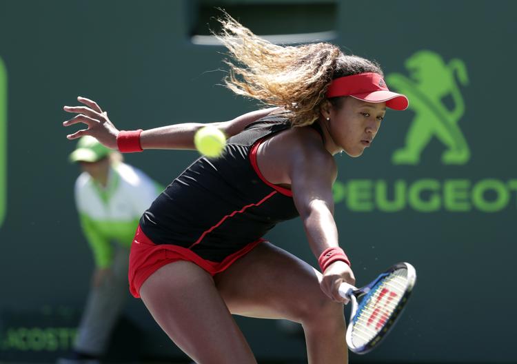 Naomi Osaka forsøger at returnere bolden i opgøret mod Elina Svitolina i Miami, men det ville ikke lykkes for hende, og japaneren sagde efterfølgende, at hun havde følt sig syg før kampen. 
   Lynne Sladky/AP