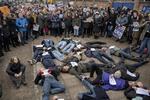 17 mennesker blev dræbt ved et skoleskyderi i Florida på valentinsdag i år. Derfor lå 17 mennesker på jorden  foran den amerikanske ambassade i København her til formiddag, da en støttedemonstration gik i gang for amerikanske studerende, der kæmper for strammere våbenlovgivning.  Peter Hove Olesen/POLFOTO