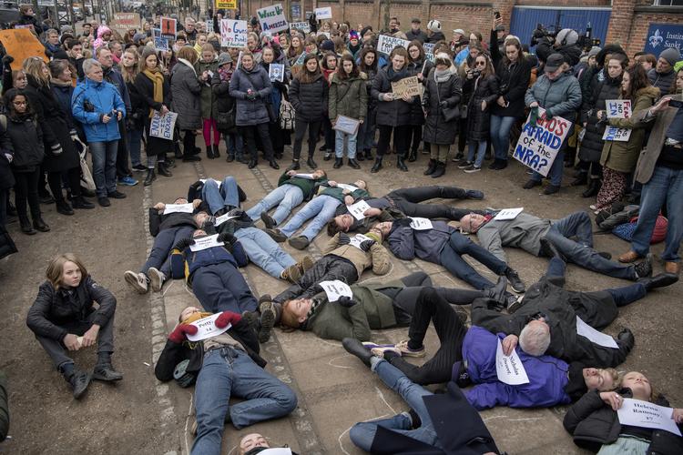 17 mennesker blev dræbt ved et skoleskyderi i Florida på valentinsdag i år. Derfor lå 17 mennesker på jorden  foran den amerikanske ambassade i København her til formiddag, da en støttedemonstration gik i gang for amerikanske studerende, der kæmper for strammere våbenlovgivning.  Peter Hove Olesen/POLFOTO