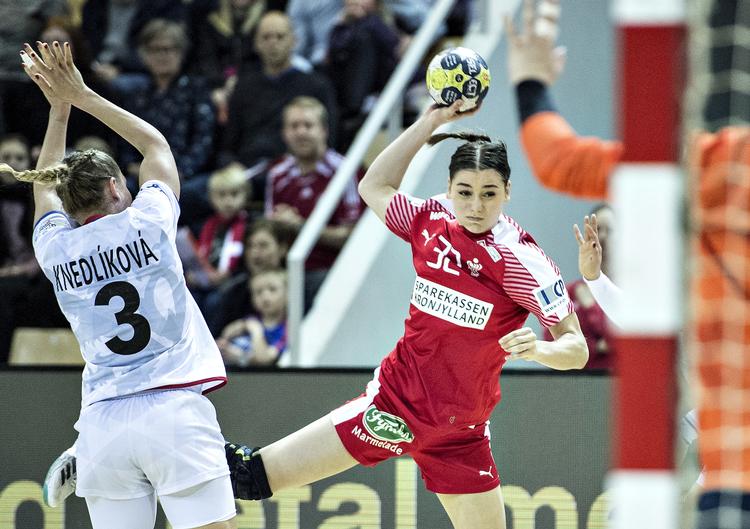 Den unge playmaker Mie Højlund kan blive svaret på de danske angrebsproblemer. Henning Bagger/Ritzau Scanpix