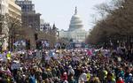 På Pennsylvania Avenue er tusinder samlet  til støttedemonstration for organisationen March For Our Lives. (AP Photo/Jose Luis Magana)
   Jose Luis Magana/AP