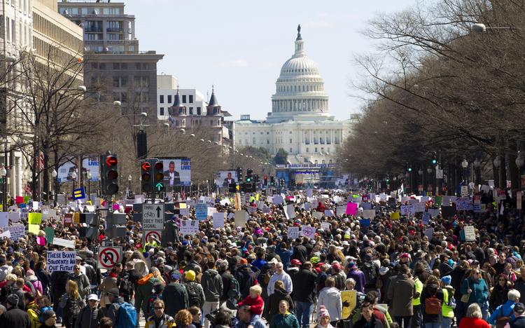 På Pennsylvania Avenue er tusinder samlet  til støttedemonstration for organisationen March For Our Lives. (AP Photo/Jose Luis Magana)
   Jose Luis Magana/AP
