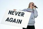 Miley Cyrus optrådte ved demonstrationerne i Washington DC. På scenen var blandt andre også Ariana Grande og Vic Mensa. (AP Photo/Andrew Harnik)
   Andrew Harnik/AP