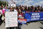 Studerende fra Marjory Stoneman Douglas High School demonstrerer i dag. Det var på netop den high school i Parkland i Florida, hvor 17 mennesker blev dræbt ved et skoleskyderi 14. februar, som satte gang i den aktuelle debat om den amerikanske våbenlovgivning. (AP Photo/Joe Skipper)
   Joe Skipper/AP