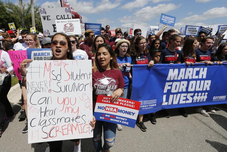 Studerende fra Marjory Stoneman Douglas High School demonstrerer i dag. Det var på netop den high school i Parkland i Florida, hvor 17 mennesker blev dræbt ved et skoleskyderi 14. februar, som satte gang i den aktuelle debat om den amerikanske våbenlovgivning. (AP Photo/Joe Skipper)
   Joe Skipper/AP