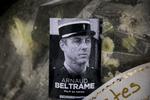  Arnaud Beltrame hyldes for sit heltemod i Frankrig. Emilio Morenatti/AP