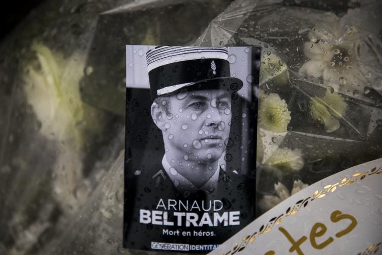  Arnaud Beltrame hyldes for sit heltemod i Frankrig. Emilio Morenatti/AP