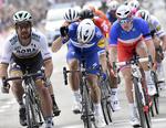 Mens Peter Sagan ser yderst veltilfreds ud, hamrer Elia Viviani hånden i styret i dyb skuffelse over at måtte nøjes med andenpladsen i Gent-Wevelgem.

   Geert Vanden Wijngaert/AP