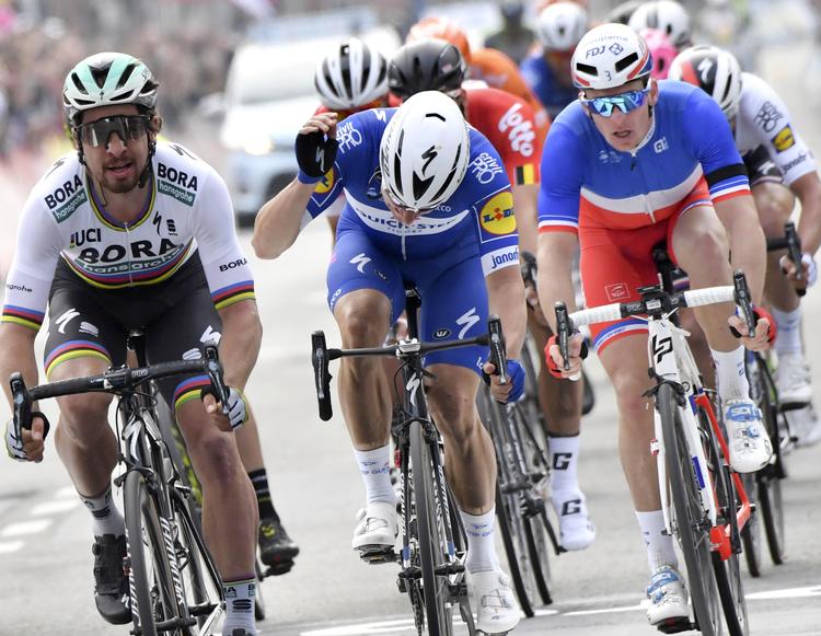 Mens Peter Sagan ser yderst veltilfreds ud, hamrer Elia Viviani hånden i styret i dyb skuffelse over at måtte nøjes med andenpladsen i Gent-Wevelgem.

   Geert Vanden Wijngaert/AP
