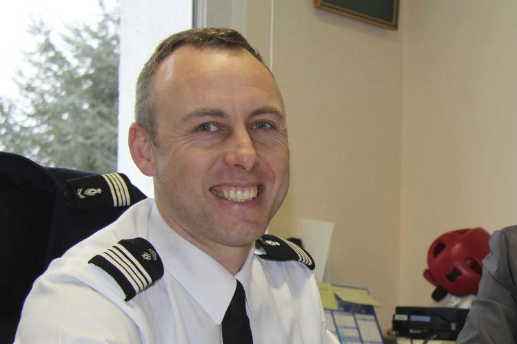 »Vi havde aldrig troet, at det skulle ramme en fredelig by som vores«, lyder den gennemgående kommentar i den franske by Trébes efter terrorangrebet i fredags, hvor oberstløjtnanten Arnaud Beltrame lod sig udveksle med et af gidslerne. (AP Photo/Emilio Morenatti)
   /AP
