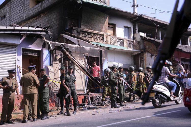 Regeringen i Sri Lanka udkommanderede et stort antal sikkerhedsstyrker for at hindre, at angrebene på muslimske kvarterer i byen Kandy tidligere på måneden ikke fortsatte. Urolighederne kostede mindst en person livet. Pradeep Pathiran/AP