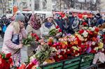 Brandalarmen gik ikke, da der udbrød brand i indkøbscenteret i Kemerovo i Sibirien. Og nødudgangene var blokeret. Branden kostede 64 personer livet. Her lægges der blomster til minde om de omkomne i branden.  /AP
