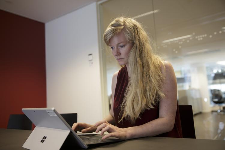 Da Marie Holst var under uddannelse, havde hun et studierelevant arbejde. »Da jeg blev færdiguddannet havde jeg fire års relevant erfaring, og det er da ret privilegeret«.  Miriam Dalsgaard/POLFOTO