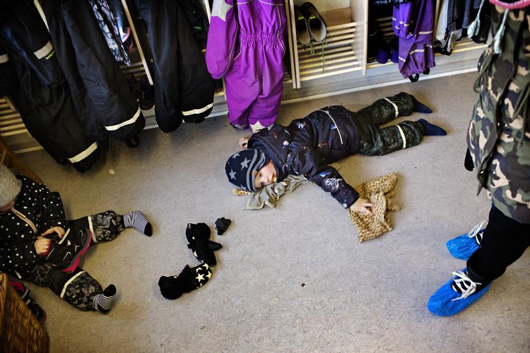 
    Få kommuner fordeler børnene i børnehaver og vuggestuer ud fra modersmål. En blandet børneflok kan ellers styrke børn sproglige- og sociale udvikling, mener ekspert. Regeringen foreslår med ghettoudspillet at fordele på baggrund af bopæl.
   Martin Lehmann/POLFOTO